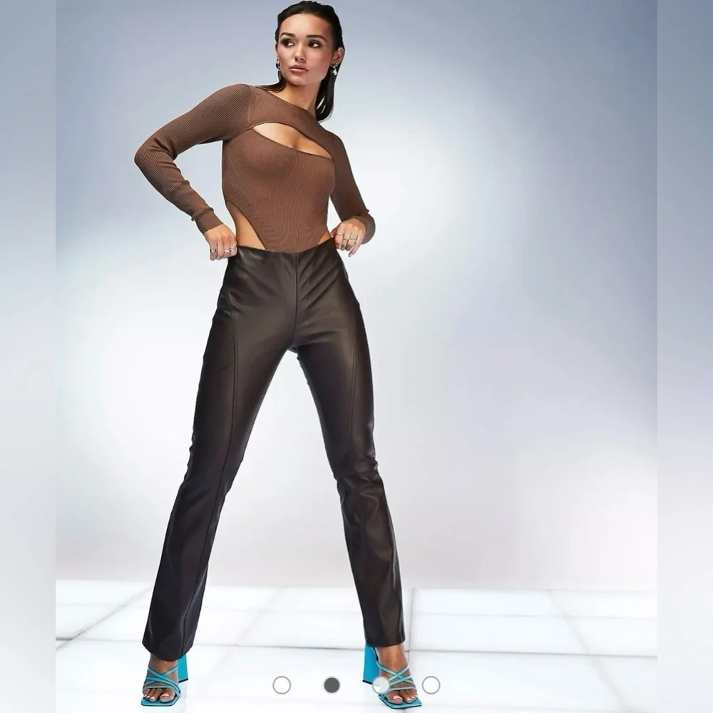 ASOS DESIGN low rise leather look seamed flare in chocolate - Picture 3 of 7